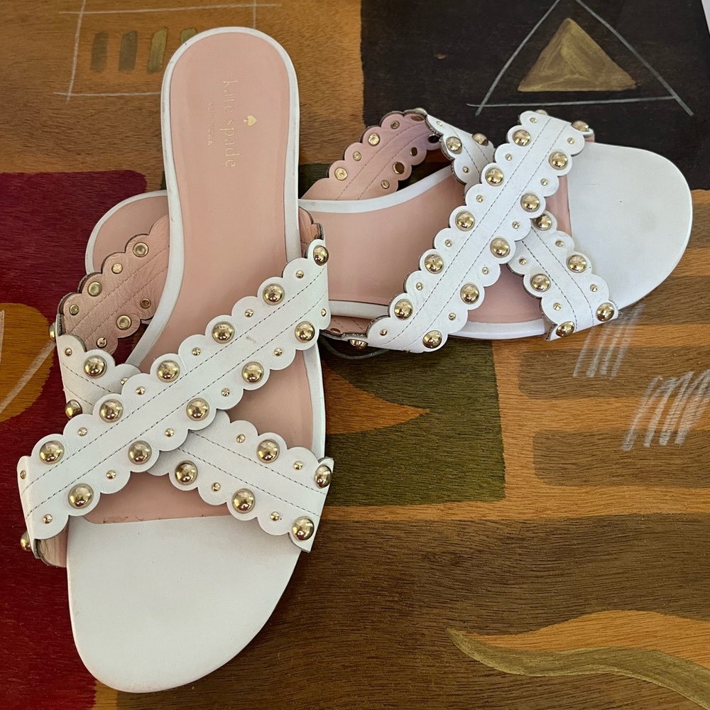 KATE SPADE White Leather Faye Sandals with Gold Bead Accents. Size 9.